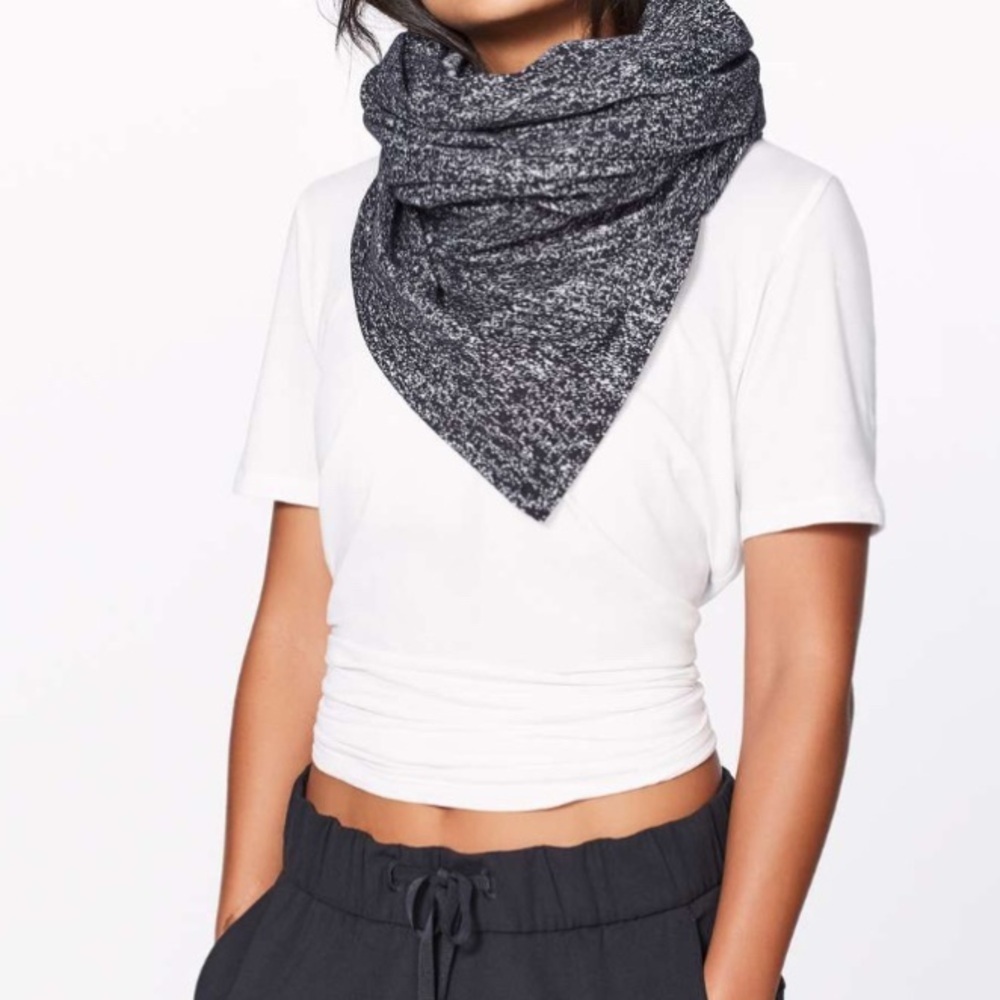Lululemon Vinyasa Scarf (Rulu) Running Luon Suited Jacquard Black White